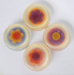 Jab&oacute;n con p&eacute;talos de flores